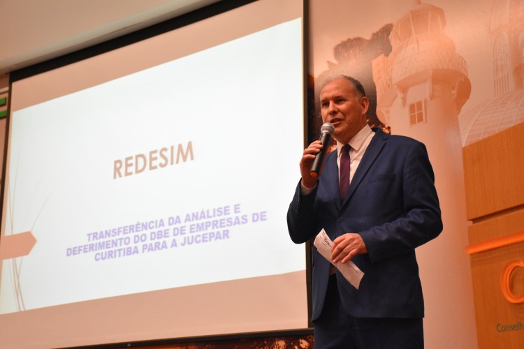 O vice-presidente de Relações Sociais do CRCPR, Narciso Doro Junior, realiza a abertura