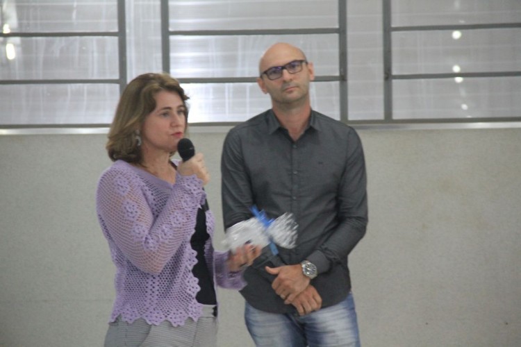 Convidada pelo coordenador do curso de Ciências Contábeis da FAESI, Osni Antonio Zanoni, a delegada do CRCPR em Medianeira, Marisa Salete Rippel, realizou uma apresentação para os alunos sobre o Sistema CFC/CRCs.