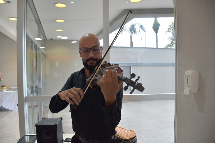 Violinista toca no encerramento do Fórum
