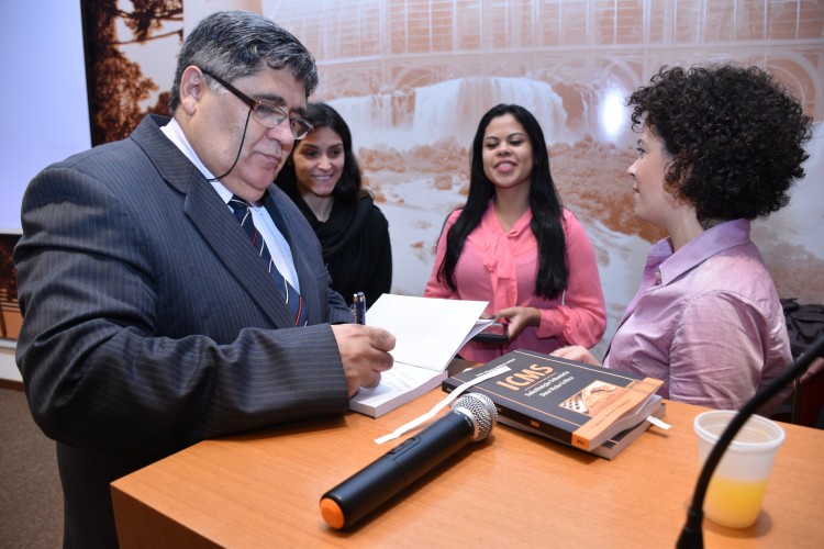 O Dr. Julberto autografa os exemplares do seu livro sorteados. As participantes agraciadas foram Vanessa dos Santos; Paolla das Graças Felix Munarim Hauser; e Michelle Maschio
